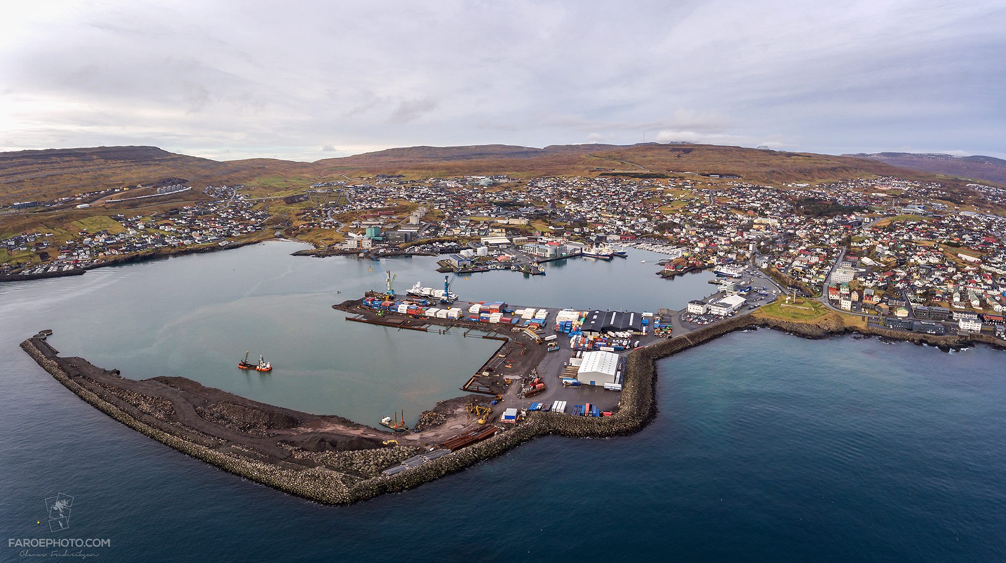 Landssjúkrahúsið - National Hospital of the Faroe Islands, Tórshavnar Havn, Faroe Ship, Hotel Føroyar, Skansin и Betri в Торсхавн..jpg